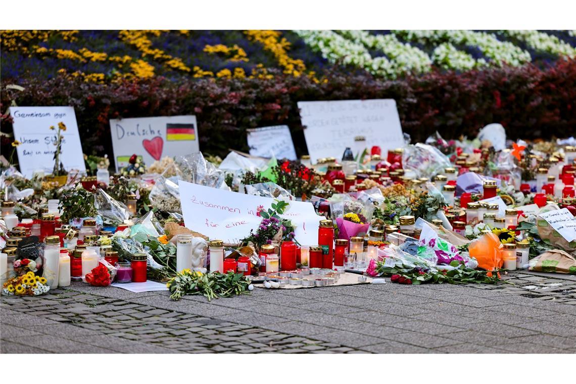 Viele Menschen haben nach dem Anschlag Blumen niedergelegt und Kerzen gebracht. (Archivbild)