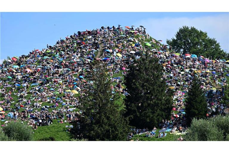 Viele Menschen ohne Ticket verfolgten Taylor Swifts Konzert in München von einem Hügel neben dem Stadion aus.