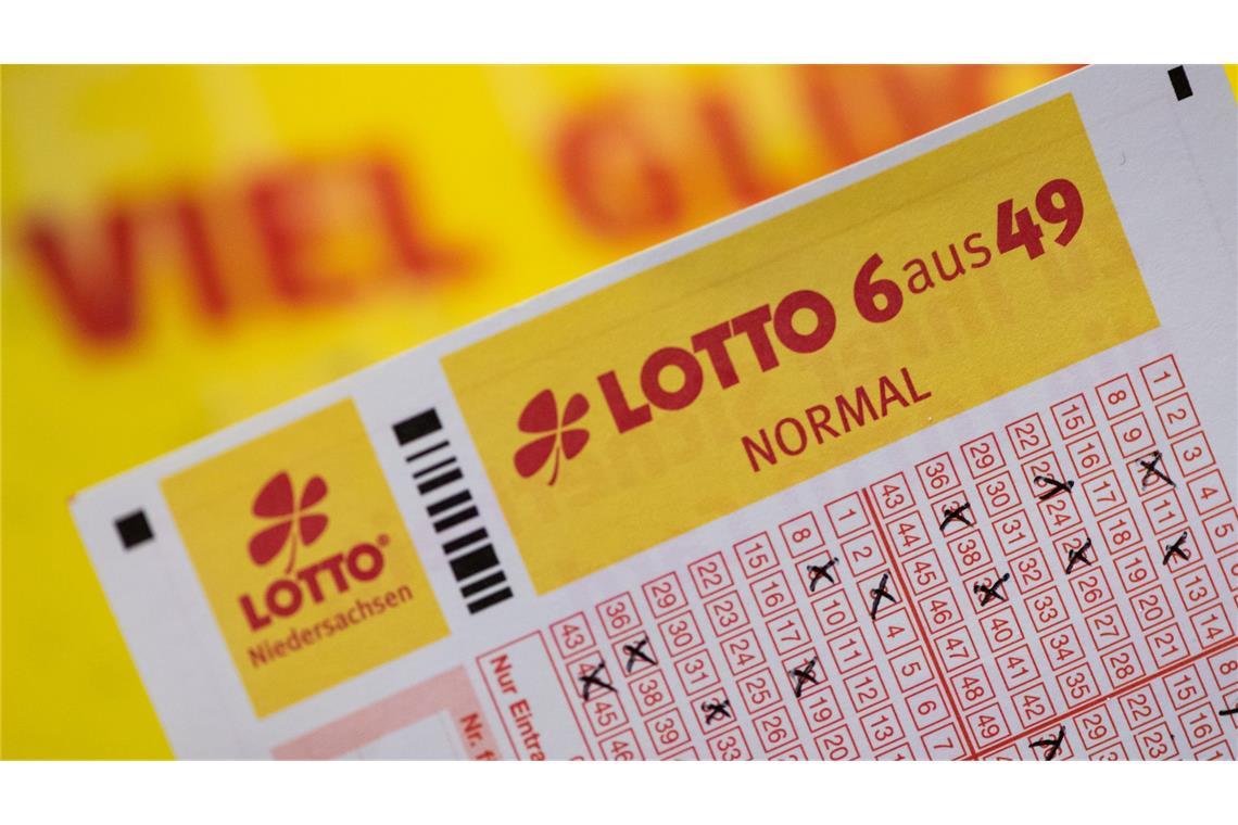 Viele Menschen spielen Lotto - im vergangenen Jahr lag der Einsatz bei mehr als 8,5 Milliarden Euro. (Archivbild)