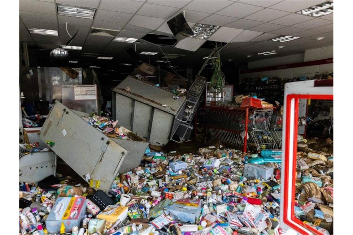 Über 150 Tote nach Hochwassern im Westen Deutschlands Viele Menschen stehen im Großraum Ahrweiler in Rheinland-Pfalz vor den Trümmern ihrer Existenz - von einem Drogeriemarkt ist nur noch ein großer Müllberg geblieben. Foto: Philipp von Ditfurth/dpa