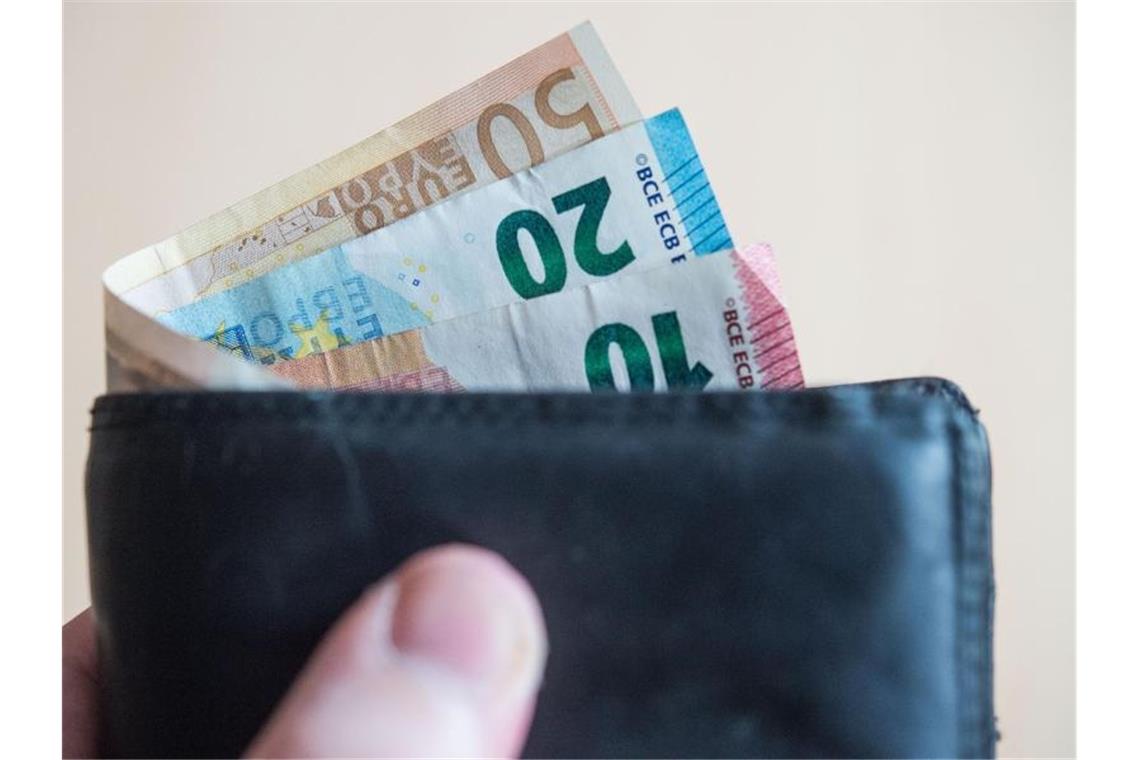 Was bleibt 2020 im Portemonnaie? Viele Menschen werden sich nächstes Jahr über mehr Geld freuen können. Foto: Lino Mirgeler/dpa