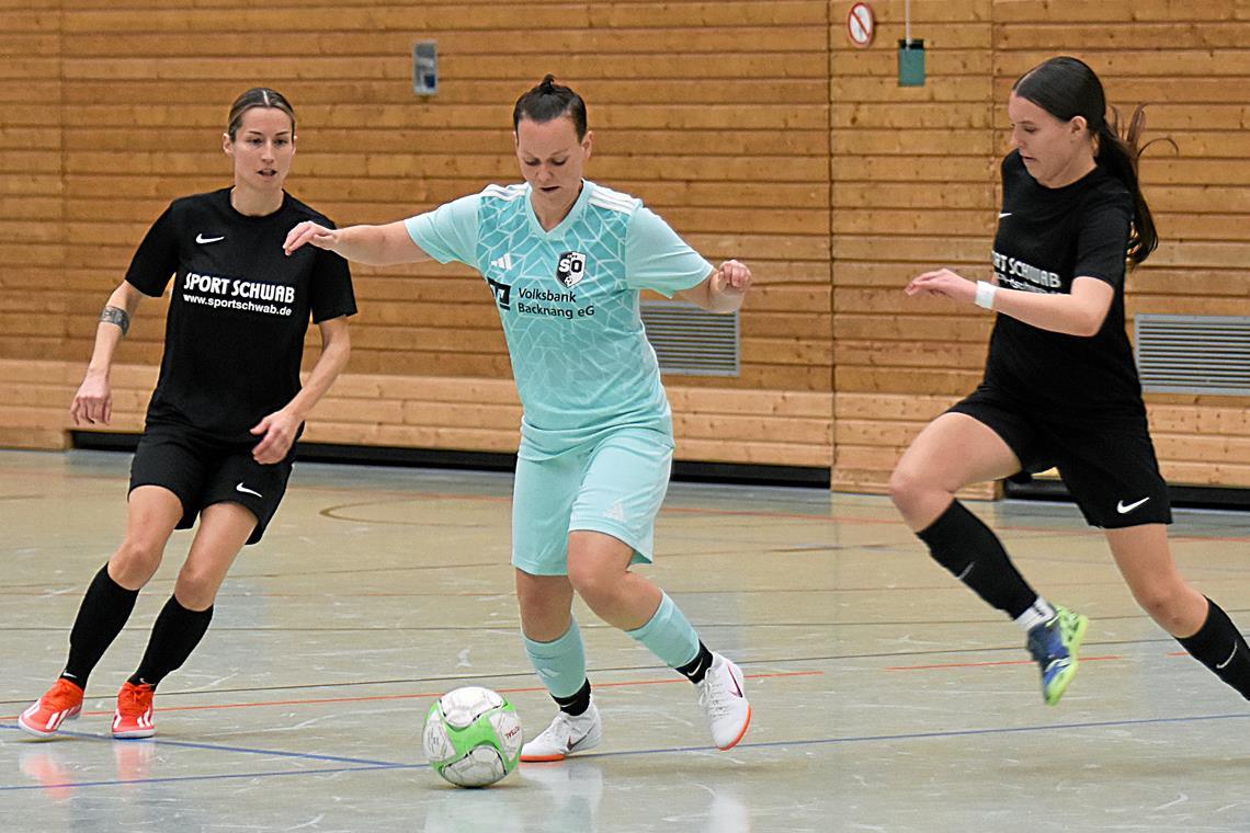 Viele SGM-Fußballerinnen wie Jana Sommer (am Ball) haben ihren Spaß an Hallenturnieren, vor allem auch am eigenen. Foto: Tobias Sellmaier