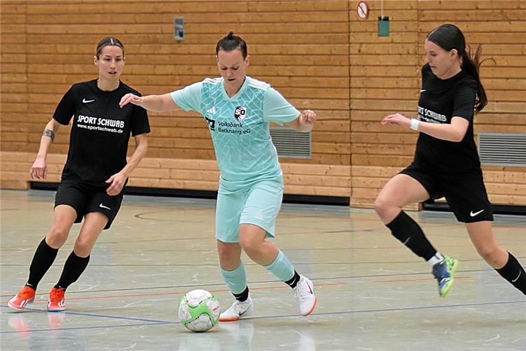 Viele SGM-Fußballerinnen wie Jana Sommer (am Ball) haben ihren Spaß an Hallenturnieren, vor allem auch am eigenen. Foto: Tobias Sellmaier