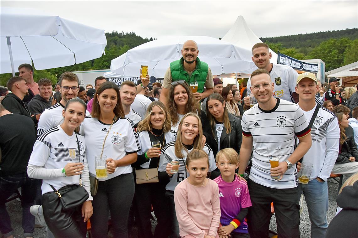 Viele sind in größeren Gruppen vor Ort. 