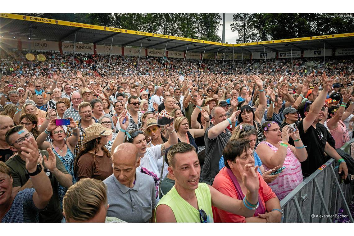 Viele singen mit - Andrea Berg gibt vor allem bekannte Songs zum Besten. 