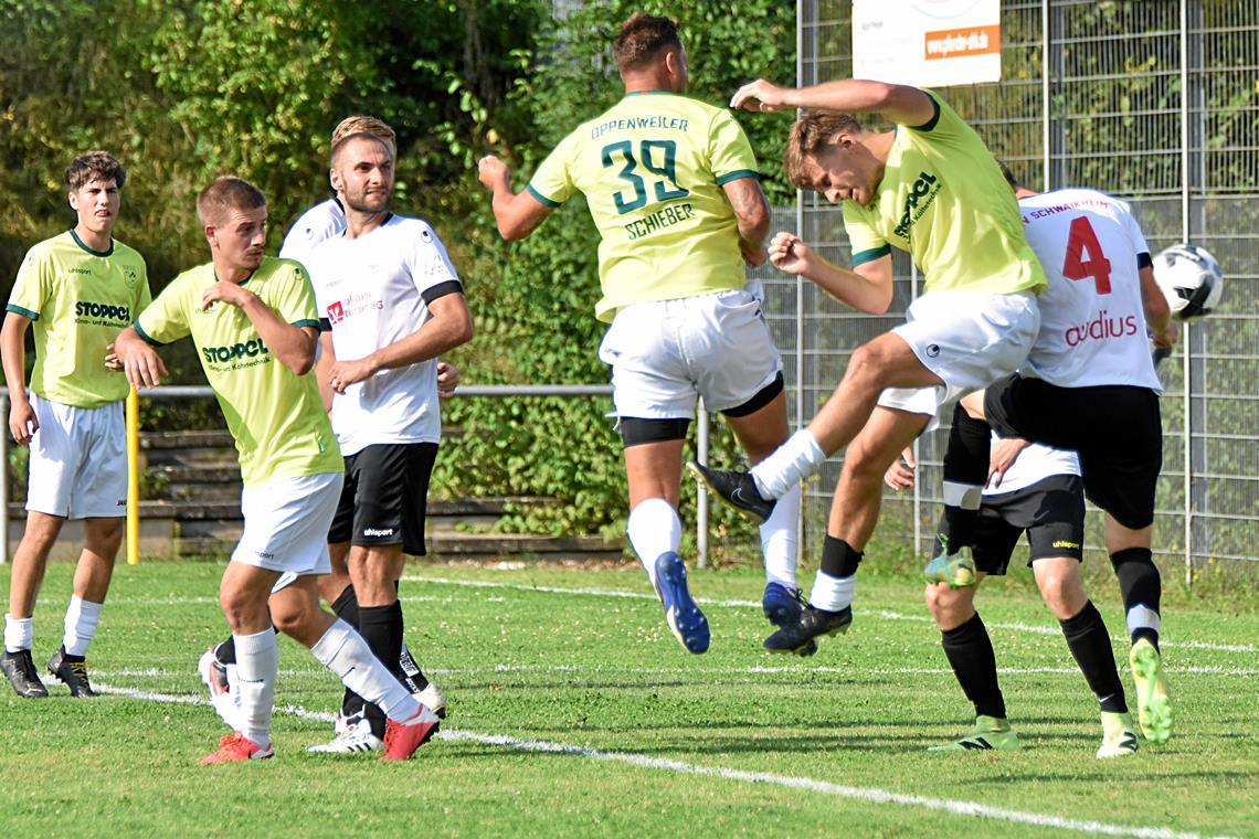 Viele springen und schauen, doch Julian Schieber (Nummer 39) behält den Überblick und köpft für die SGOS das 1:1. Foto: Tobias Sellmaier