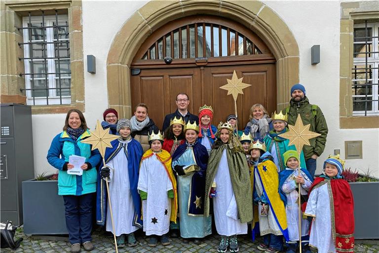 Viele Stationen hatten die Sternsinger von St. Johannes Backnang. Unter anderem wurden sie von Backnangs Oberbürgermeister Maximilian Friedrich empfangen. Foto: privat