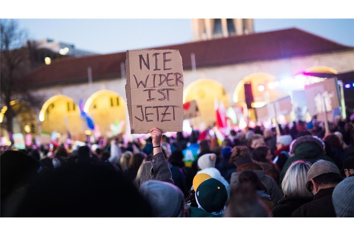 Viele Teilnehmer hatten Plakate dabei, auf denen etwa „Nie wieder ist jetzt“ stand ...