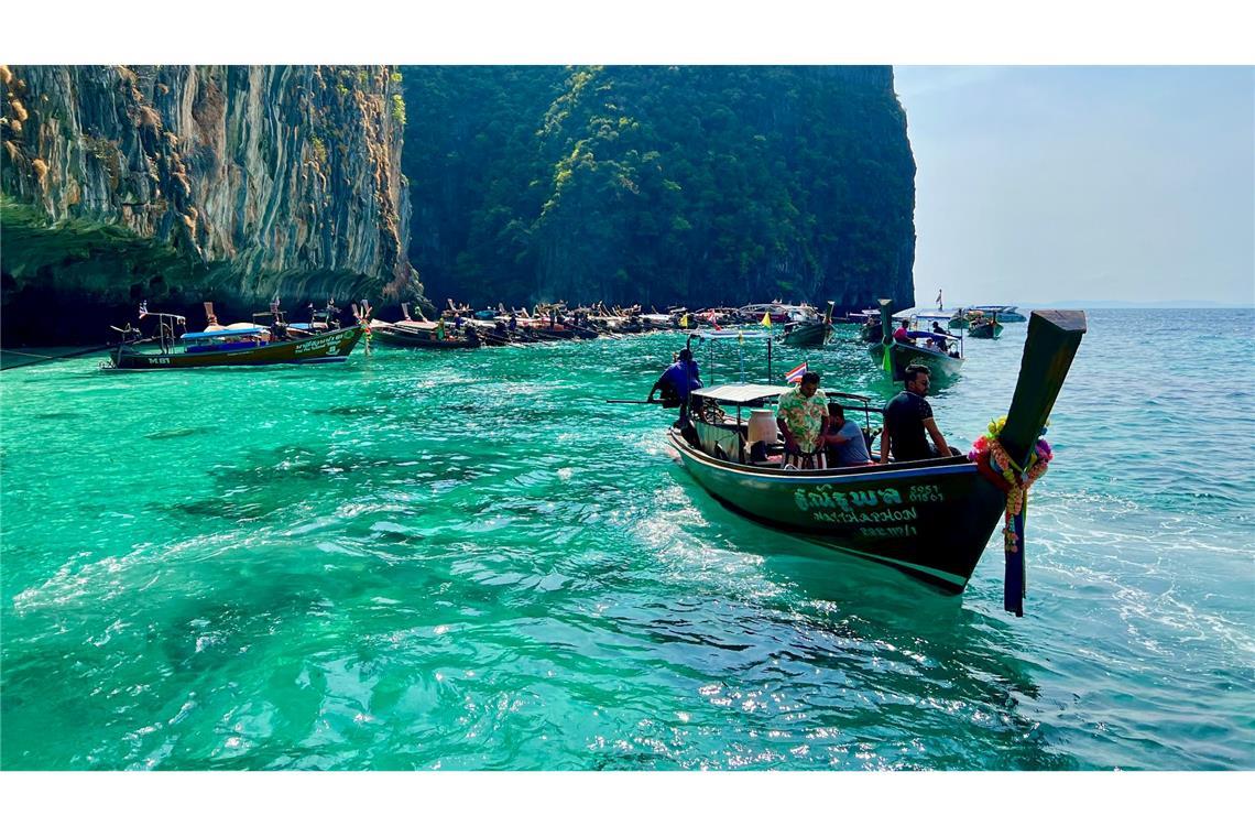 Viele Touristen kommen mit solchen traditionellen Booten zur weltberühmten Bucht. (Archivbild)