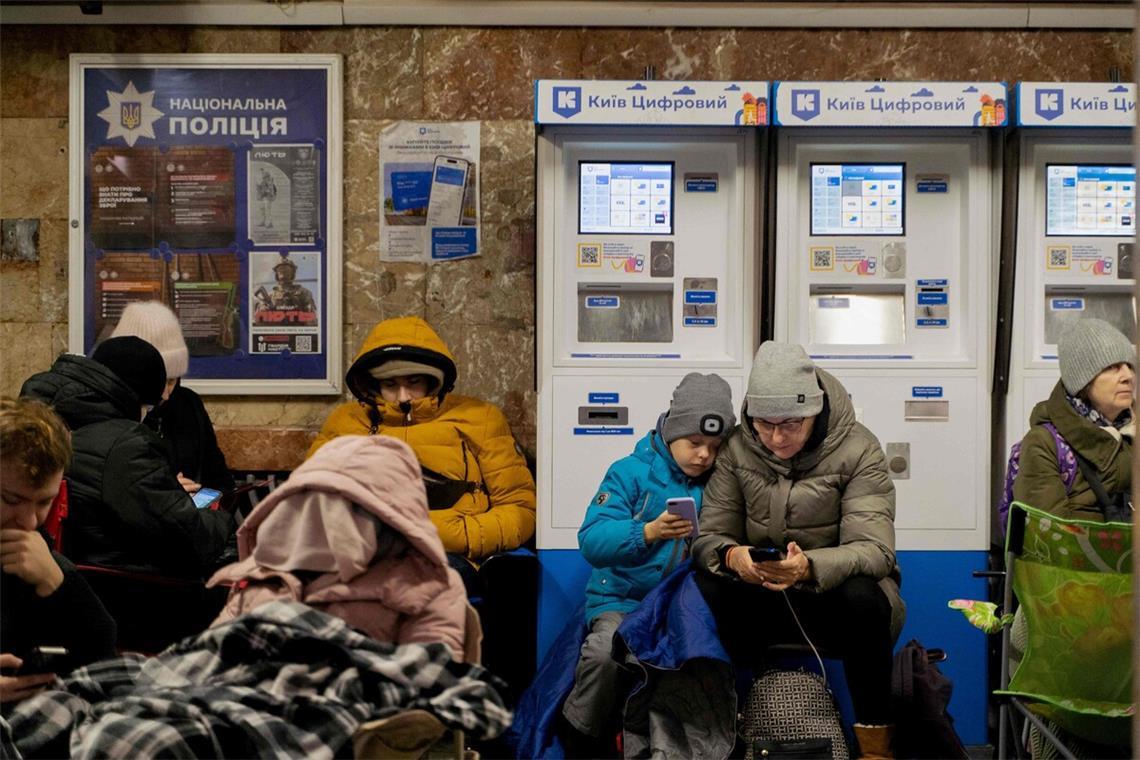 Viele Ukrainer suchen fast jede Nacht Schutz in U-Bahn-Stationen vor dem russischen Bombenterror.