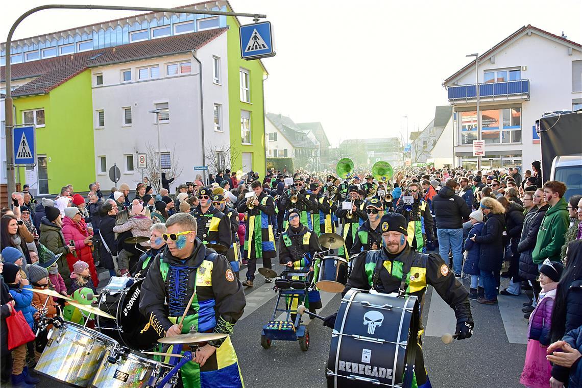 Viele Zuschauende begleiten die Lohkäs Trampler aus Backnang durch Erbstetten. F...