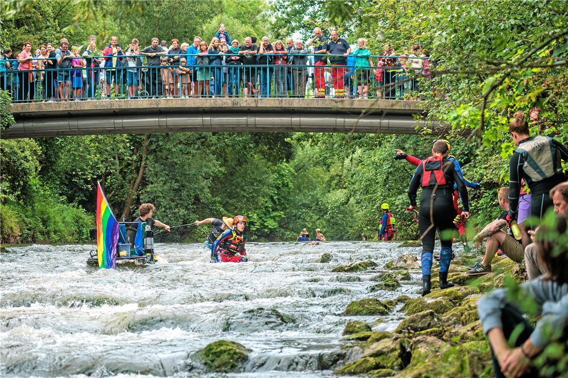 Viele Zuschauer auf der Brücke am Finanzamt.