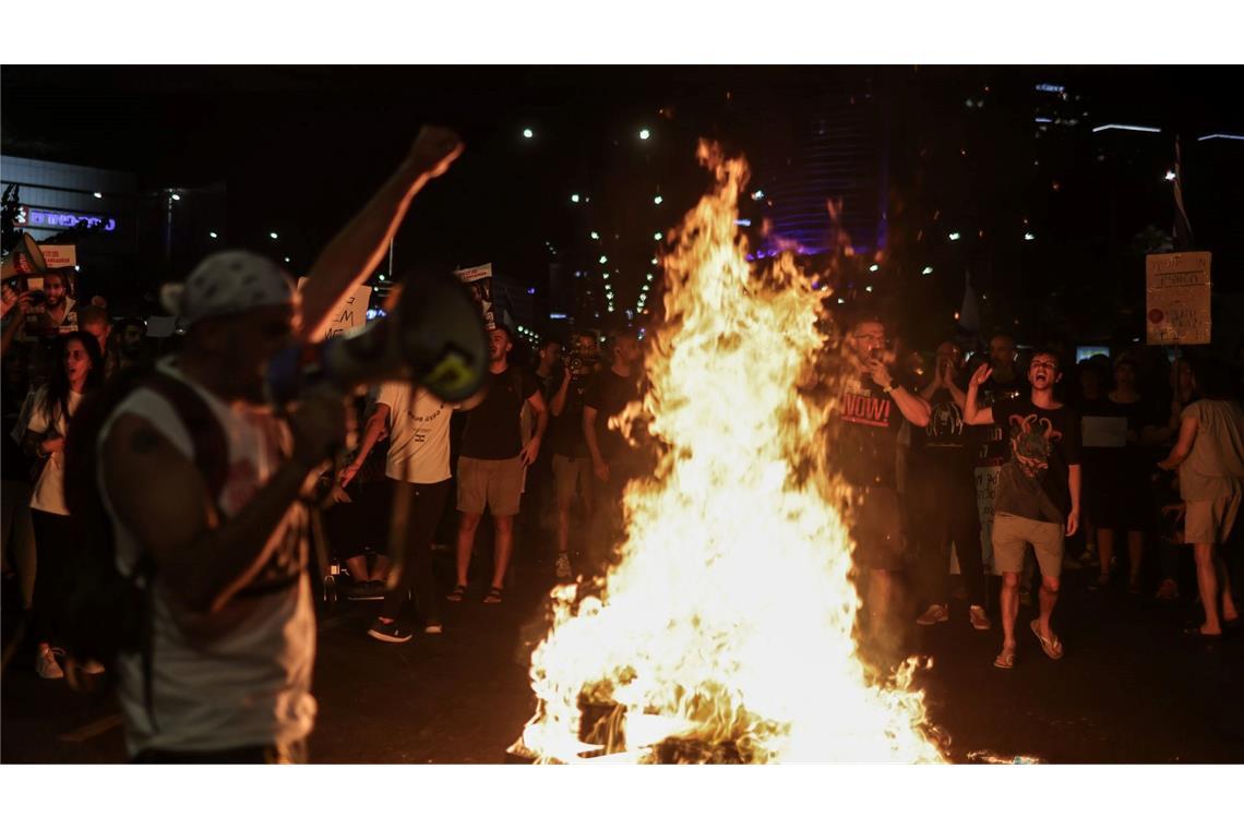 Vier von der islamistischen Terrororganisation Hamas entführte Geiseln sind nach israelischen Informationen in Gefangenschaft getötet worden. In Tel Aviv löste diese Nachricht heftige Proteste aus.