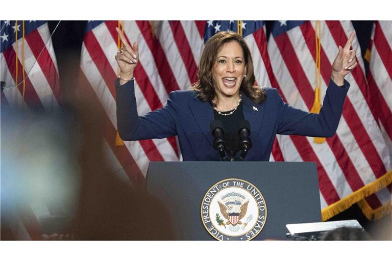 Vizepräsidentin Kamala Harris spricht bei ihrer Wahlkampfveranstaltung in der West Allis Central High School in Wisconsin.