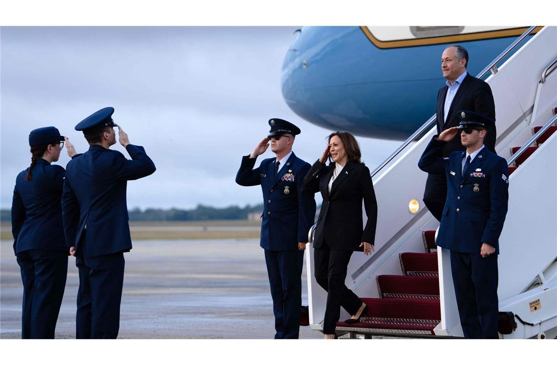 Vizepräsidentin Kamala Harris und Ehemann Douglas Emhoff nach der Landung in New Castle Delaware.