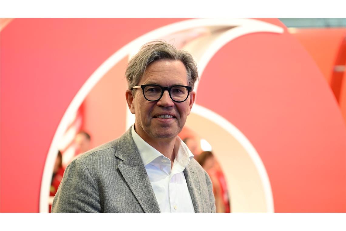 Vodafone-Deutschlandchef Marcel de Groot vor einem großen Plastik-Logo seiner Firma.