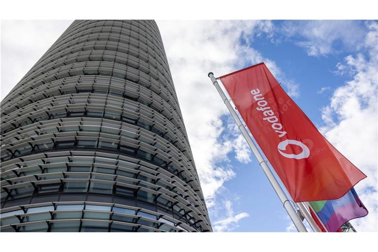 Vodafone-Flaggen wehen vor der Firmenzentrale in Düsseldorf. Der Telekommunikationsanbieter hat ein insgesamt schwaches Quartal hinter sich.
