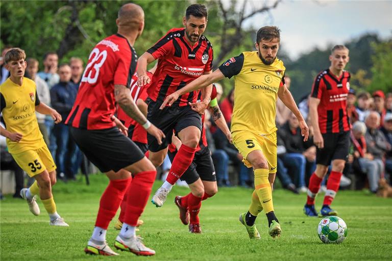 Volkan Celiktas (am Ball) und Aspach waren der zwei Klassen tiefer spielenden Elf aus Breuningsweiler zwei Schritte voraus. Foto: Alexander Becher