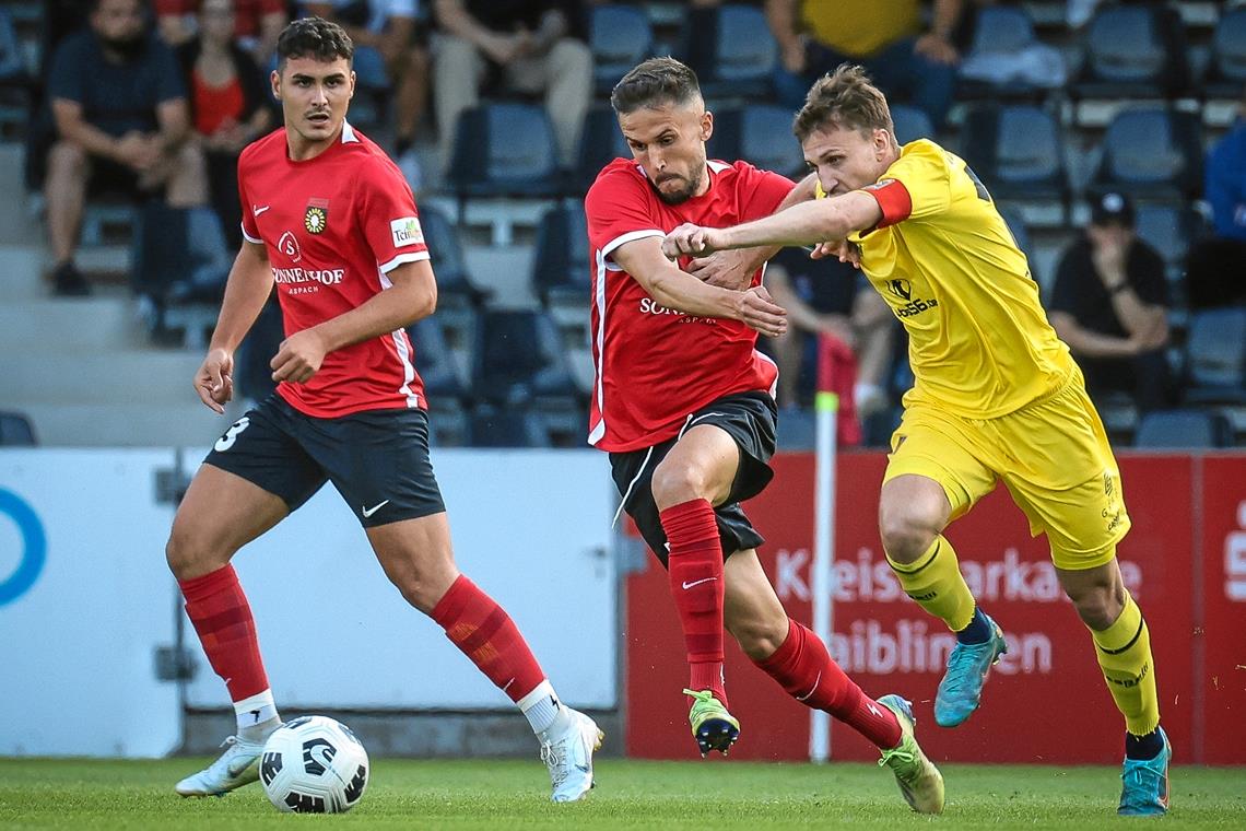 Volkan Celiktas (Mitte) und Marco Manduzio (links) sind mit der SG Sonnenhof die Gejagten. Foto: Alexander Becher