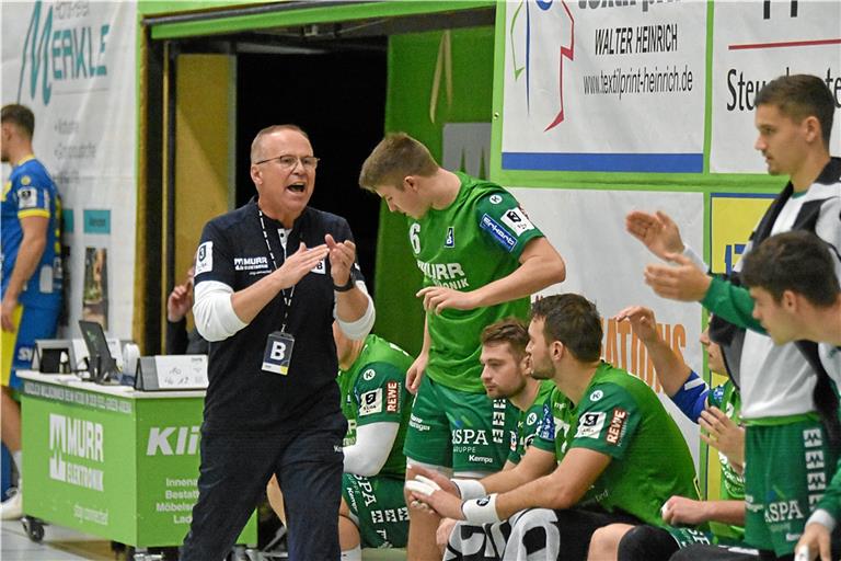 Volker Blumenschein war bei seiner Rückkehr auf die Trainerbank des HCOB nicht mit allem einverstanden, was er von seinen Handballern sah. Er ist sich sicher, soll es im zweiten Spiel unter seiner Regie zum zweiten Sieg reichen, dann „müssen wir uns steigern“. Foto: Tobias Sellmaier