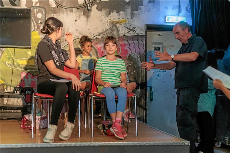 Volker Schubert gibt Deniz, Roya und Franka (von links) Tipps, wie die Texte überzeugend auf der Bühne herübergebracht werden. Foto: Stefan Bossow