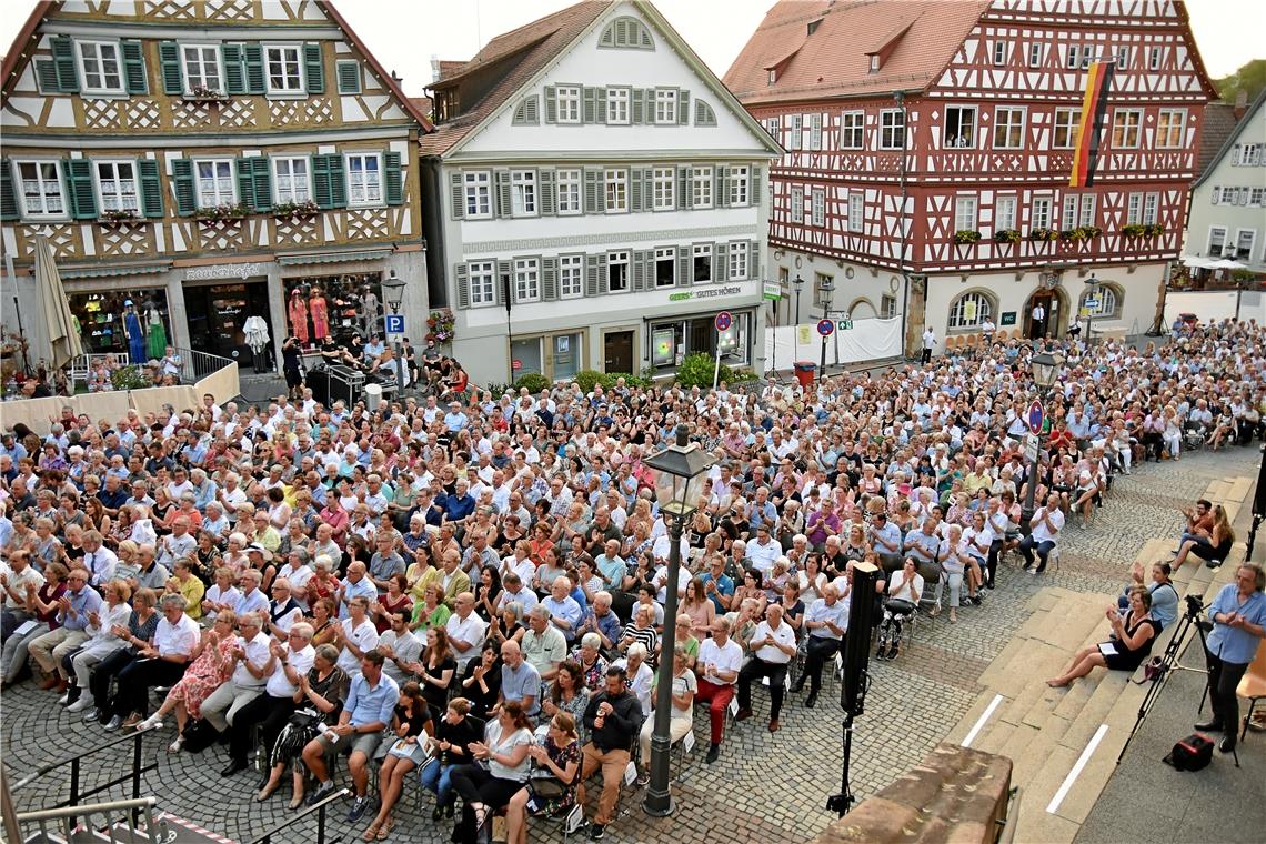 Voll bestuhlter Marktplatz: Im vergangenen Jahr hatte das classic-ope(r)n-air zum ersten Mal wieder denselben Umfang wie vor der Pandemie. Archivfotos: Tobias Sellmaier