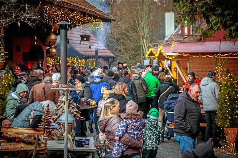 Volle Buden bei der Mühlenweihnacht an der Glattenzainbachmühle. Foto: Stefan Bossow