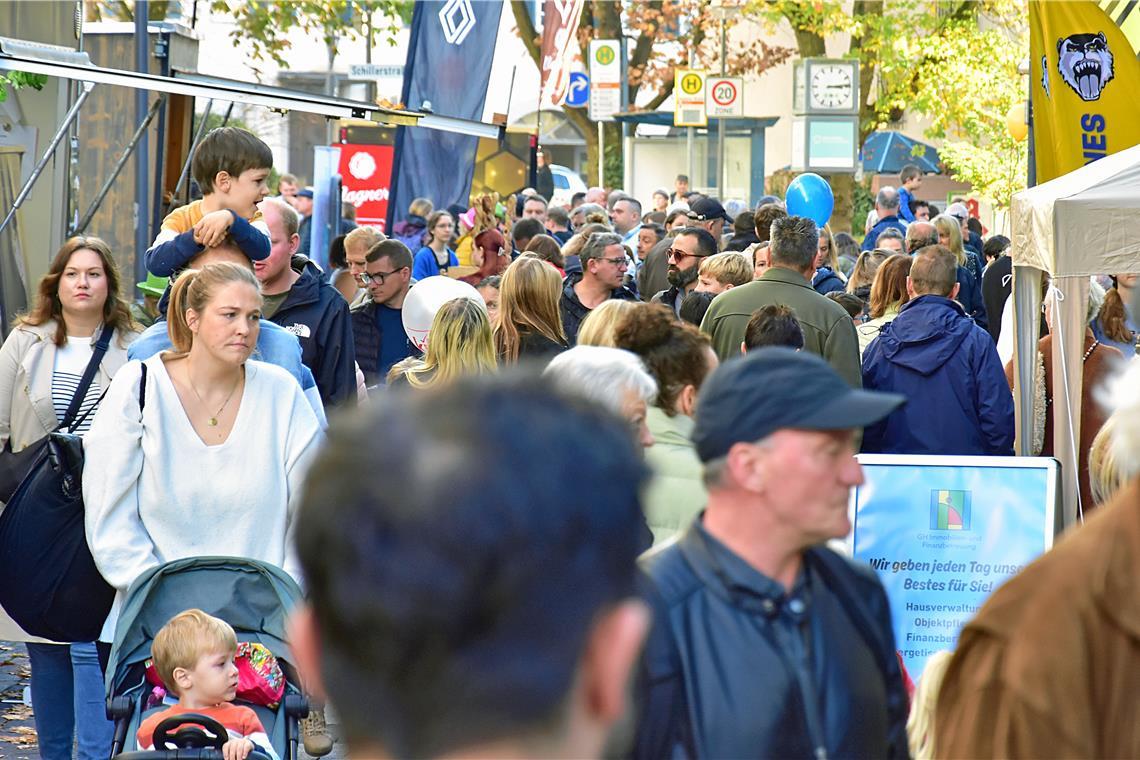 Volle Grabenstraße am Nachmittag. 