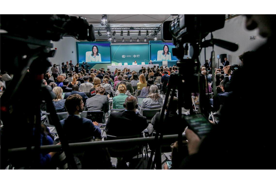 Volles Haus bei der Pressekonferenz Baerbocks auf der Klimakonferenz.