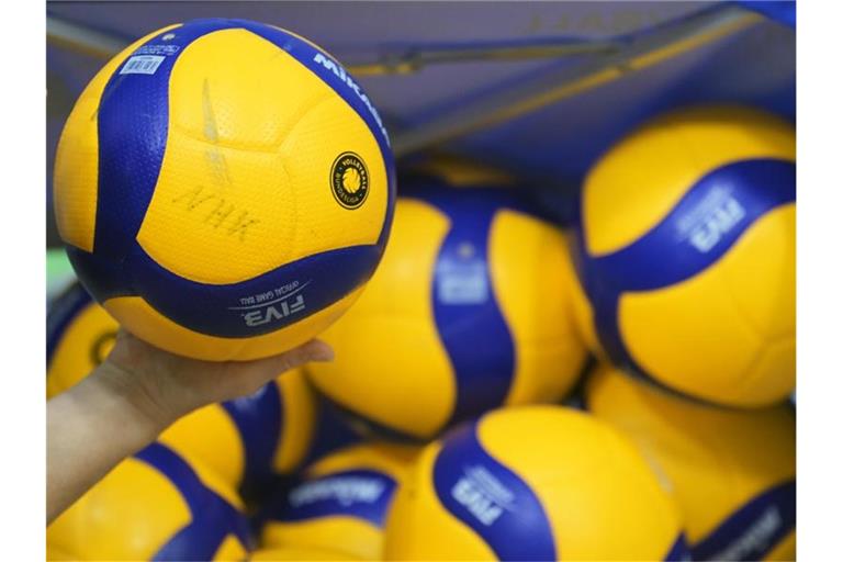 Volleybälle liegen in einer Halle. Foto: Soeren Stache/dpa-Zentralbild/dpa/Symbolbild