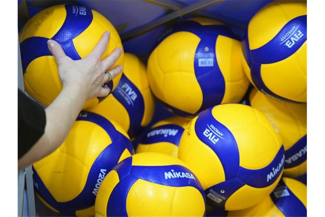 Volleyball-Spielbälle liegen auf einem Haufen. Foto: Soeren Stache/dpa-Zentralbild/dpa/Symbolbild