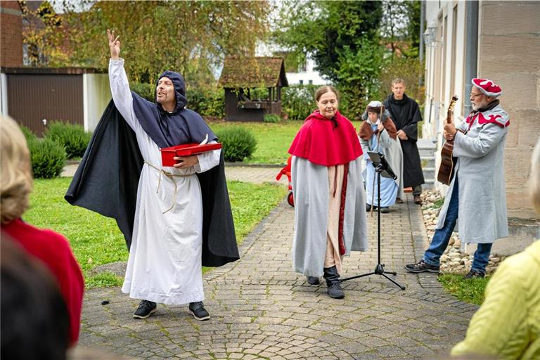 Vom Ablasshandel bis hin zur Freiheit des Glaubens greift die Theatergruppe von Editha-Geschichten verschiedene Stationen aus dem Leben und Wirken Martin Luthers auf. Foto: Alexander Becher