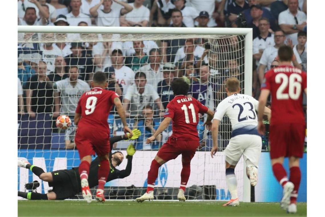 Klopp führt Liverpool gegen Tottenham auf Europas Thron Vom Elfmeterpunkt trifft Mohamed Salah (M) früh zum 1:0 für Liverpool. Foto: Jan Woitas