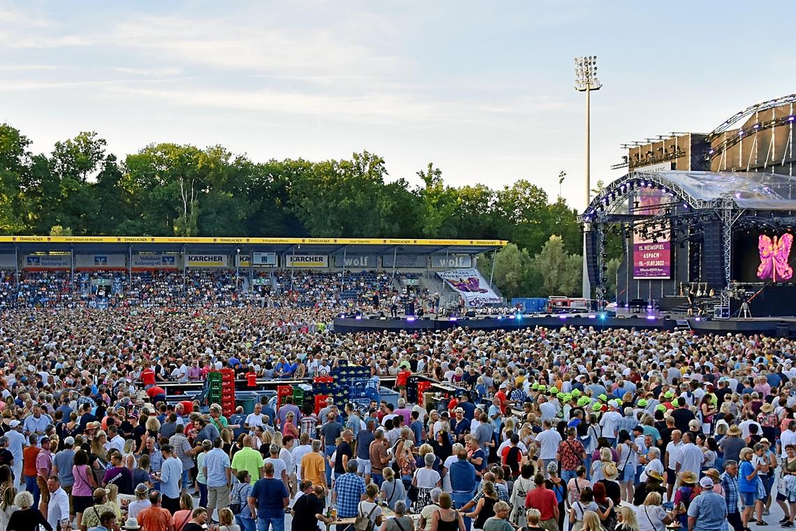 Vom Heimspiel erprobt, aber in etwas verändertem Look wird die Bühne diesmal erscheinen. Foto: Tobias Sellmaier