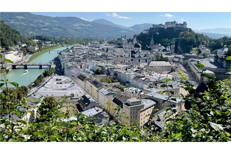 Vom Mönchsberg aus können Touristinnen und Touristen einen guten Blick auf Salzburg bekommen - die Festspiele wollen in dem Berg mehr Platz schaffen. (Archivbild)