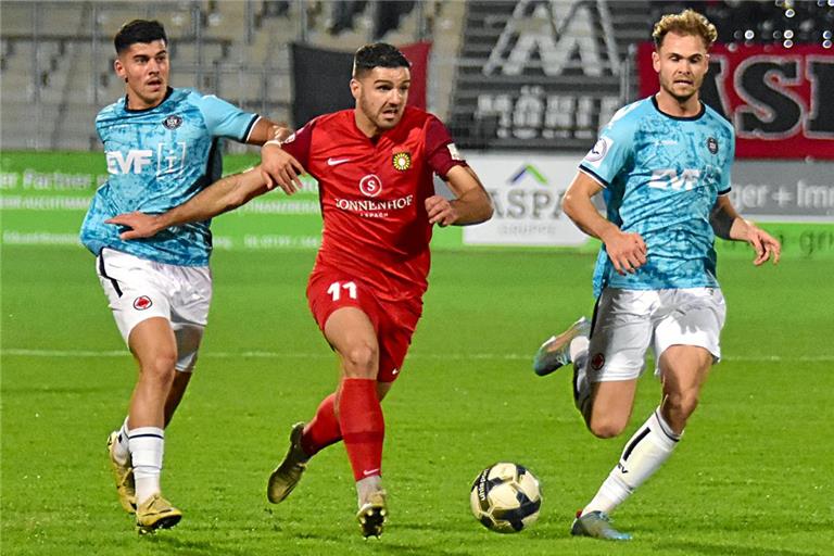 Vom Regionalligisten Göppingen nicht aufzuhalten: Michael Kleinschrodt (Mitte) und Großaspachs Oberliga-Fußballer. Foto: Tobias Sellmaier