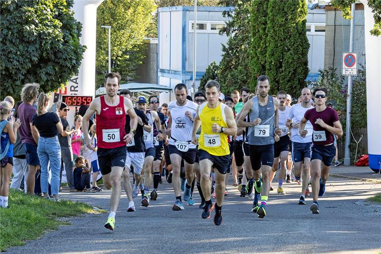 Vom Start weg im Blickfeld: Philipp Hoffmann (gelbes Trikot). Wie vor drei Jahren läuft der Weissacher in Aspach nach 10 Kilometern als Erster ins Ziel. Foto: Dietmar van der Linden