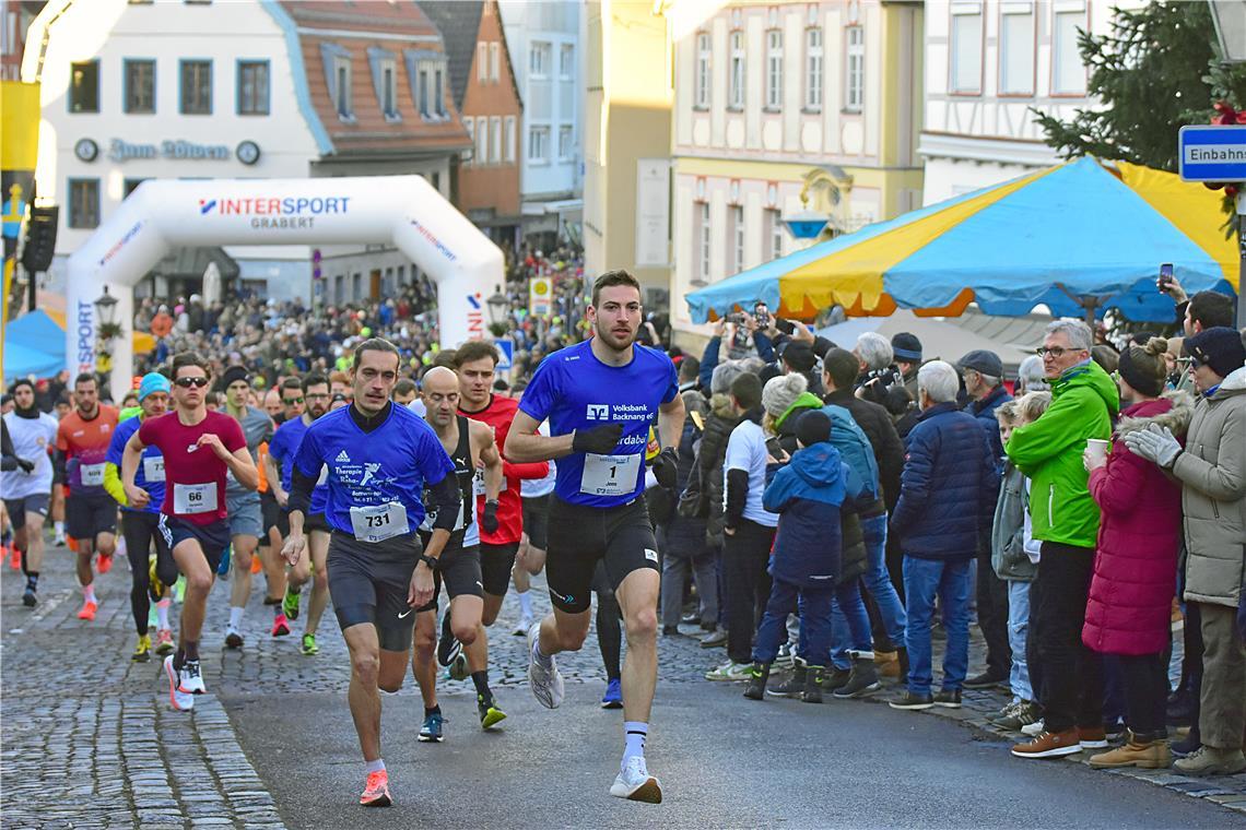 Vom Start weg läuft Jens Mergenthaler an der Spitze. Silvesterlauf 2024 in Backn...