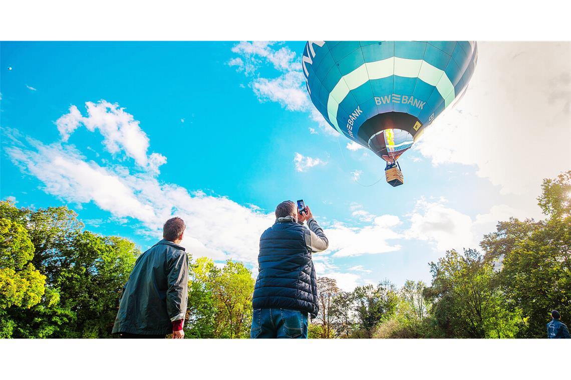 Vom Startplatz beim Cannstatter Wasen liefern sich die Ballonfahrer nicht nur ein Wettrennen.Vom Startplatz beim Cannstatter Wasen liefern sich die Ballonfahrer nicht nur ein Wettrennen.