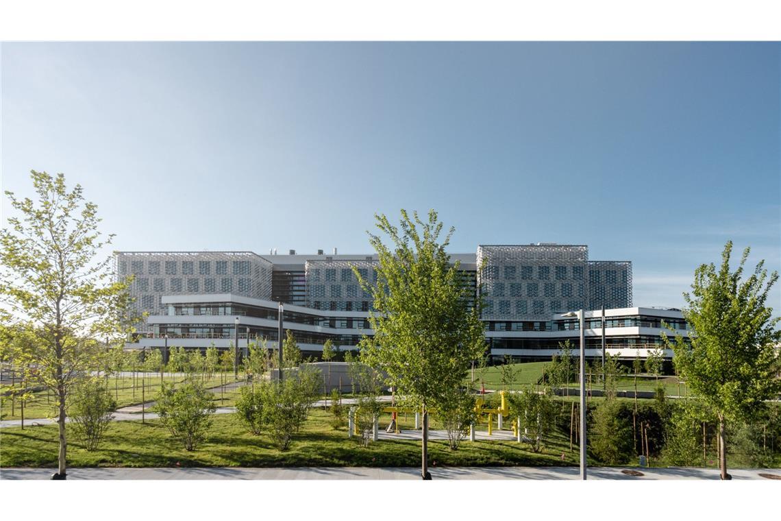 Von Behnisch Architekten aus Stuttgart  ist der „Science and Engineering Complex“ der Harvard Universität aus den USA mit seiner innovativen Fassade mit optimiertem Lüftungsbedarf mit von der Partie.