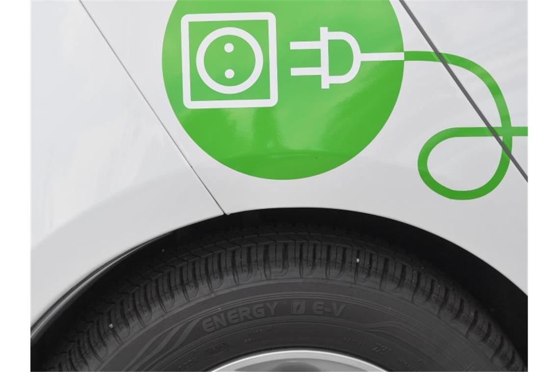 Elektroautos erreichen Rekordanteil an Neuzulassungen Von den 196.972 neu zugelassenen Autos im September waren 17,1 Prozent batterieelektrische Fahrzeuge und 12,7 Prozent Plug-in-Hybride. Foto: Patrick Pleul/dpa-Zentralbild/dpa