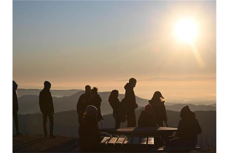 Von der Hornisgrinde im Schwarzwald ist bei Sonne eine Wolkendecke über der Rheinebene zu sehen. Foto: Uli Deck/dpa/Archivbild