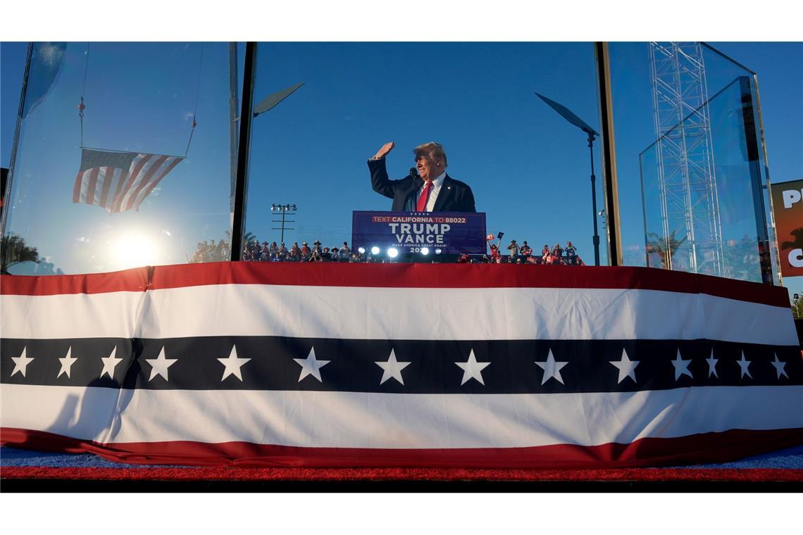 Von der Sonne geblendet: Donald Trump bei einer Wahlkampfveranstaltung in Coachella.