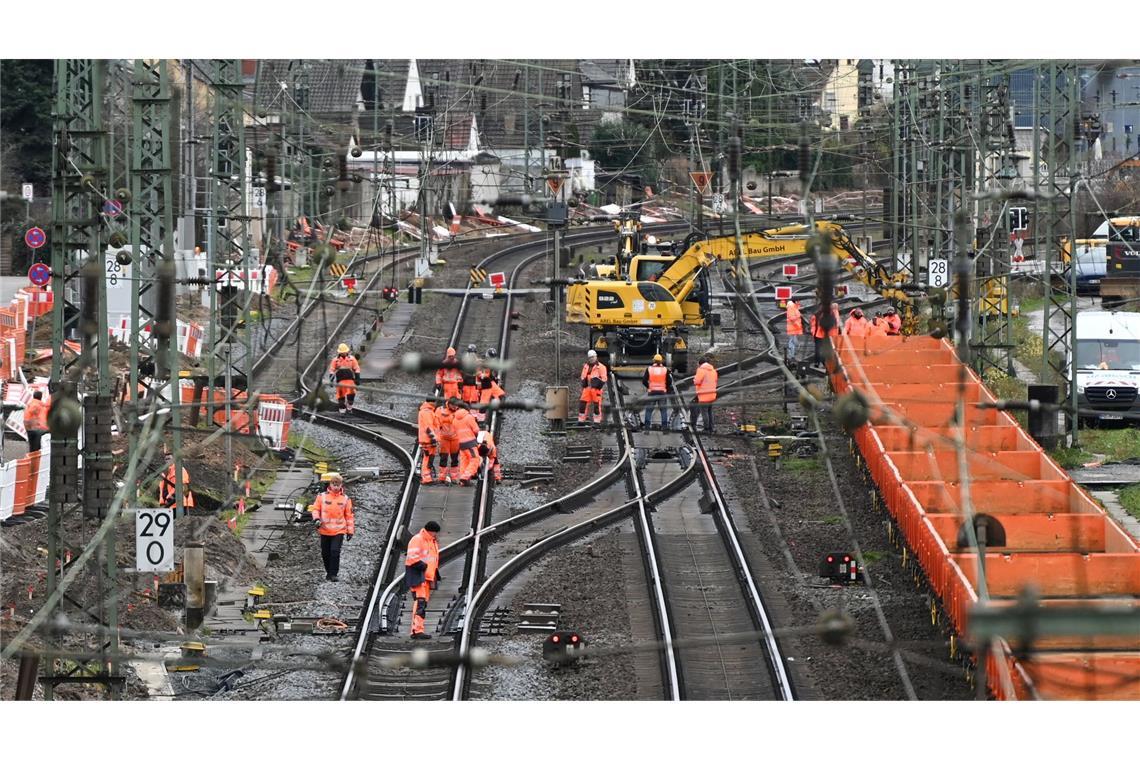 Von diesem Montag (15. Juli) an ist die Bahnstrecke Frankfurt-Mannheim monatelang gesperrt. (Archivbild)