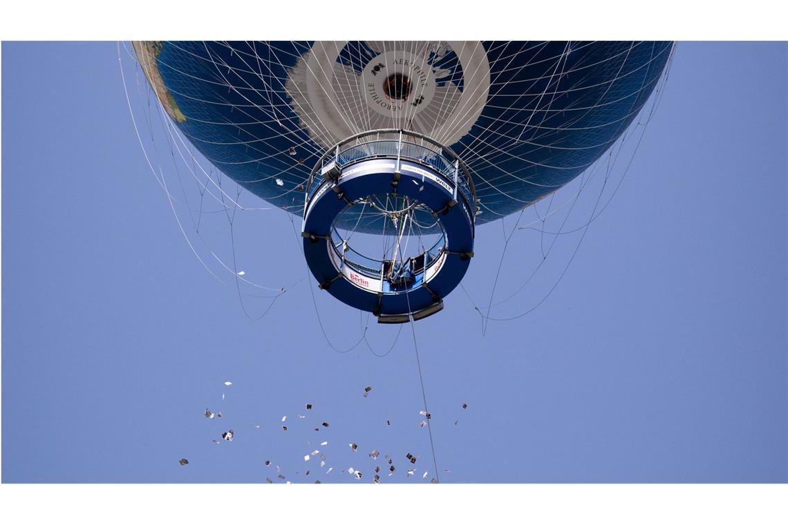 Von einem Aussichtsballon in der Mitte der Hauptstadt warfen Angehörige der Hamas-Geiseln   Hunderte Bilder der Geiseln ab mit der Forderung „Bringt sie nach Hause“.