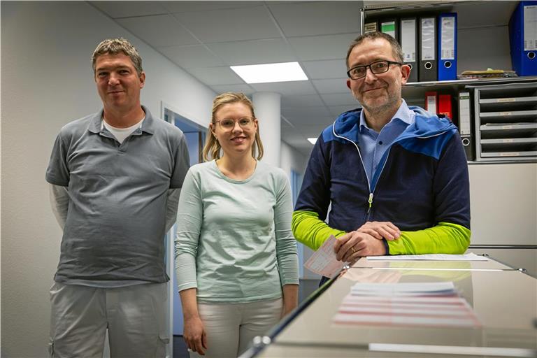 Von Entlastung keine Spur: Die Ärzte Rainer Kuke, Raphaela Endres und Jens Steinat (von links) und ihr Team haben in der Praxis in Unterweissach fast täglich mit Systemabbrüchen zu kämpfen. Und von anderen Praxen werden ebenso Probleme gemeldet. Foto: Alexander Becher