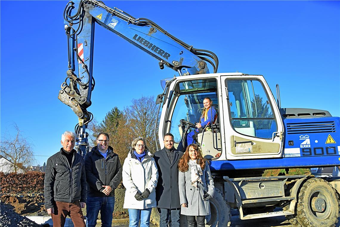 Von links: Christoph Maier (Ingenieurbüro Frank), Andreas Benignus (Aspa-Gruppe), Susanne Wenzel (Ingenieurbüro Frank), Christoph Kübler (Lukas Gläser) und Bürgermeisterin Sabine Welte-Hauff freuen sich über das gelungene gemeinsame Projekt. Im Führerhaus waltet die Baugeräteführerin Katrin Look von der Firma Lukas Gläser ihres Amtes. Foto: Tobias Sellmaier