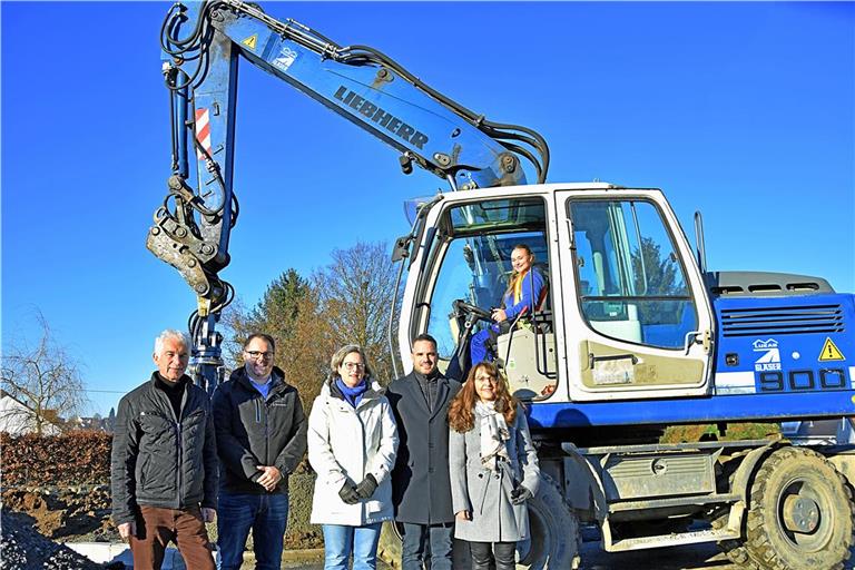 Von links: Christoph Maier (Ingenieurbüro Frank), Andreas Benignus (Aspa-Gruppe), Susanne Wenzel (Ingenieurbüro Frank), Christoph Kübler (Lukas Gläser) und Bürgermeisterin Sabine Welte-Hauff freuen sich über das gelungene gemeinsame Projekt. Im Führerhaus waltet die Baugeräteführerin Katrin Look von der Firma Lukas Gläser ihres Amtes. Foto: Tobias Sellmaier