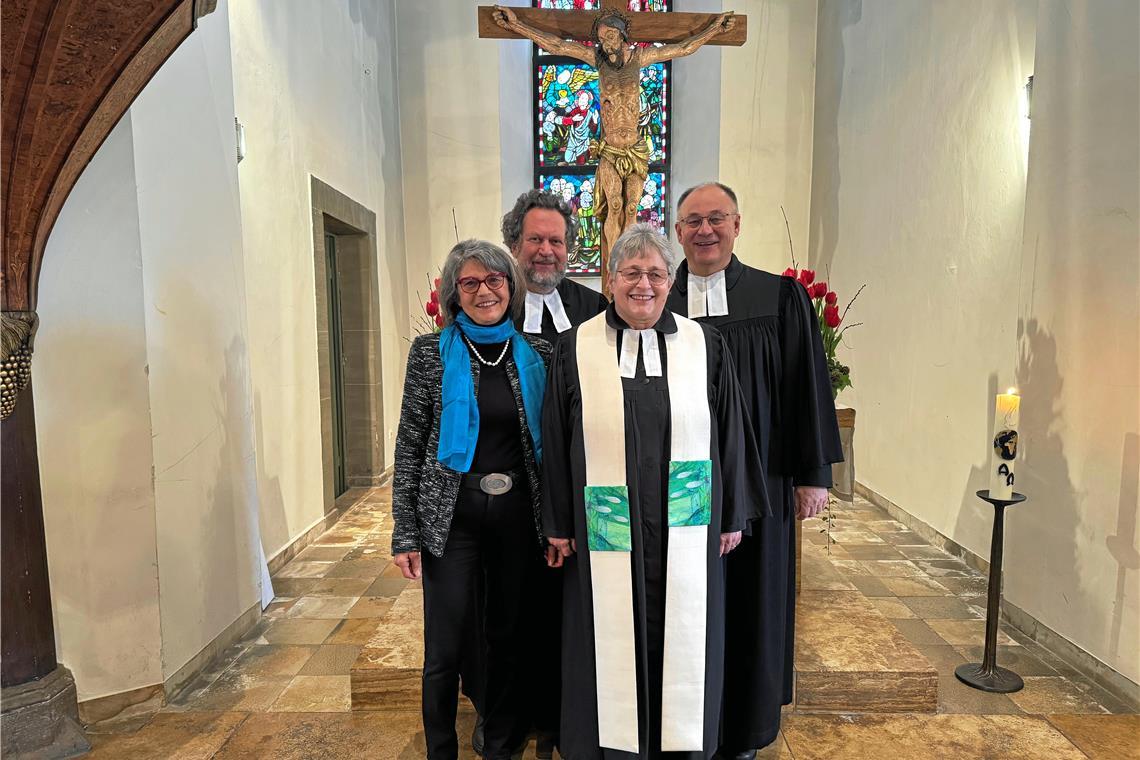 Von links: Kirchengemeinderatsvorsitzende Cornelia Boitin, Pfarrer Günter Koschel, Pfarrerin Elke Gebhardt und Dekan Rainer Köpf in der Ulrichskirche. Foto: evangelischer Kirchenbezirk Backnang