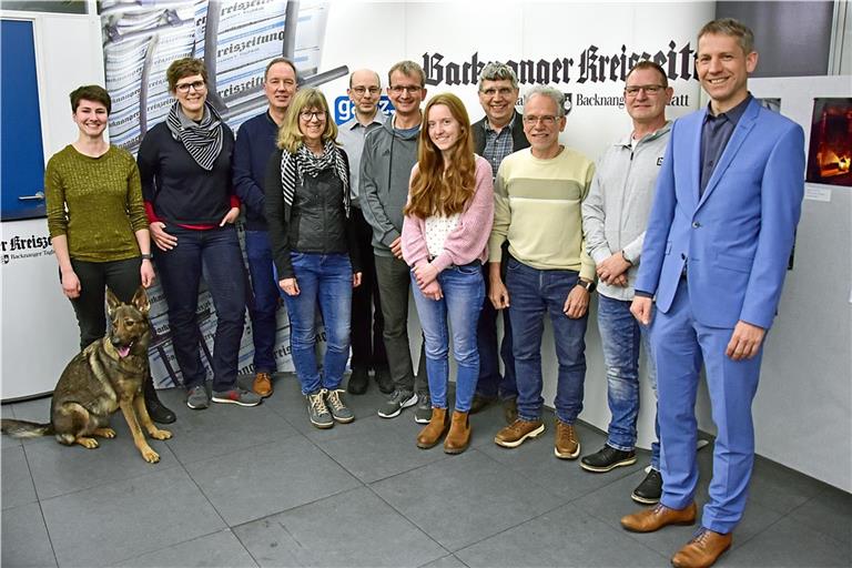 Von links: Lara Knobel mit Hündin Beska, Ariane Leucht, Ralf Blum, Helga Höfer, Steffen Poppitz, Steffen Wihofszki, Charlotte Obertreis, Konstantin Efthimiadis, Dietmar Maisenbacher, Steffen Kirschke und Redaktionsleiter Kornelius Fritz. Foto: Tobias Sellmaier